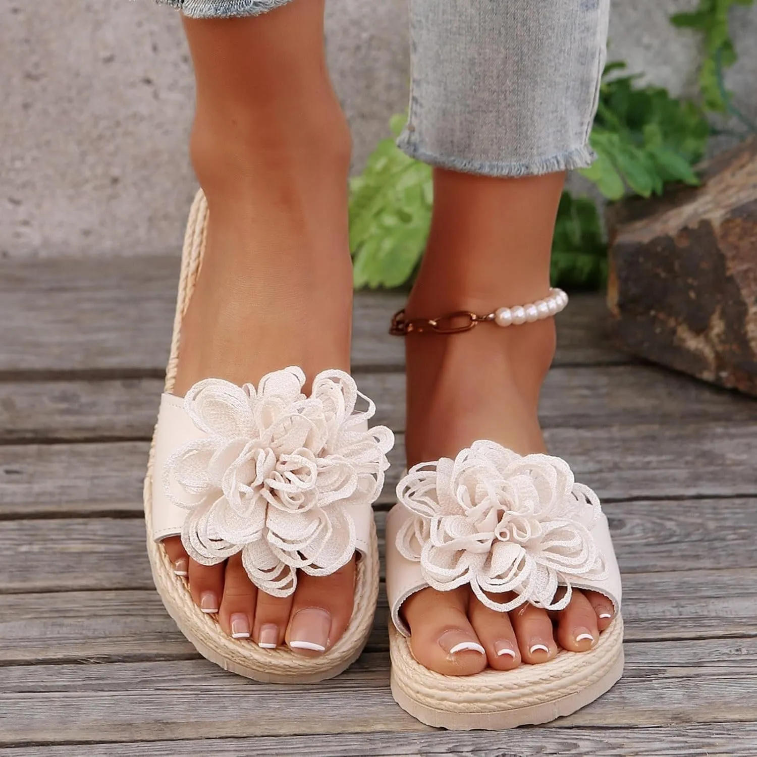 Women's Straw Footbed Slide Sandal Comfortable Summer Casual Sandals with Cute Flower Single Band Flats Slides 2025