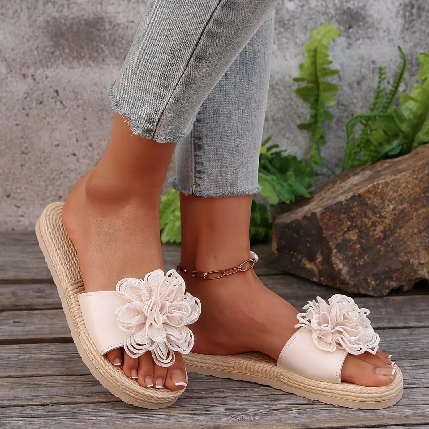 Women's Straw Footbed Slide Sandal Comfortable Summer Casual Sandals with Cute Flower Single Band Flats Slides 2025